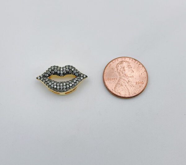 lip design pendant and coin
