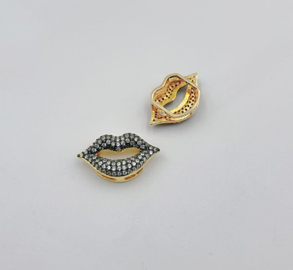 Front and back lip design pendant