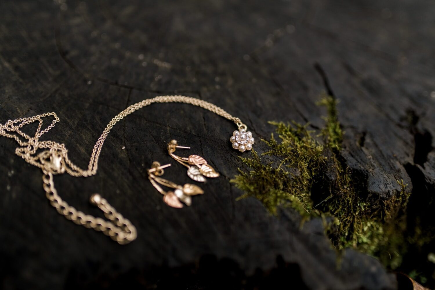 Jewelry set of flowers and leaves